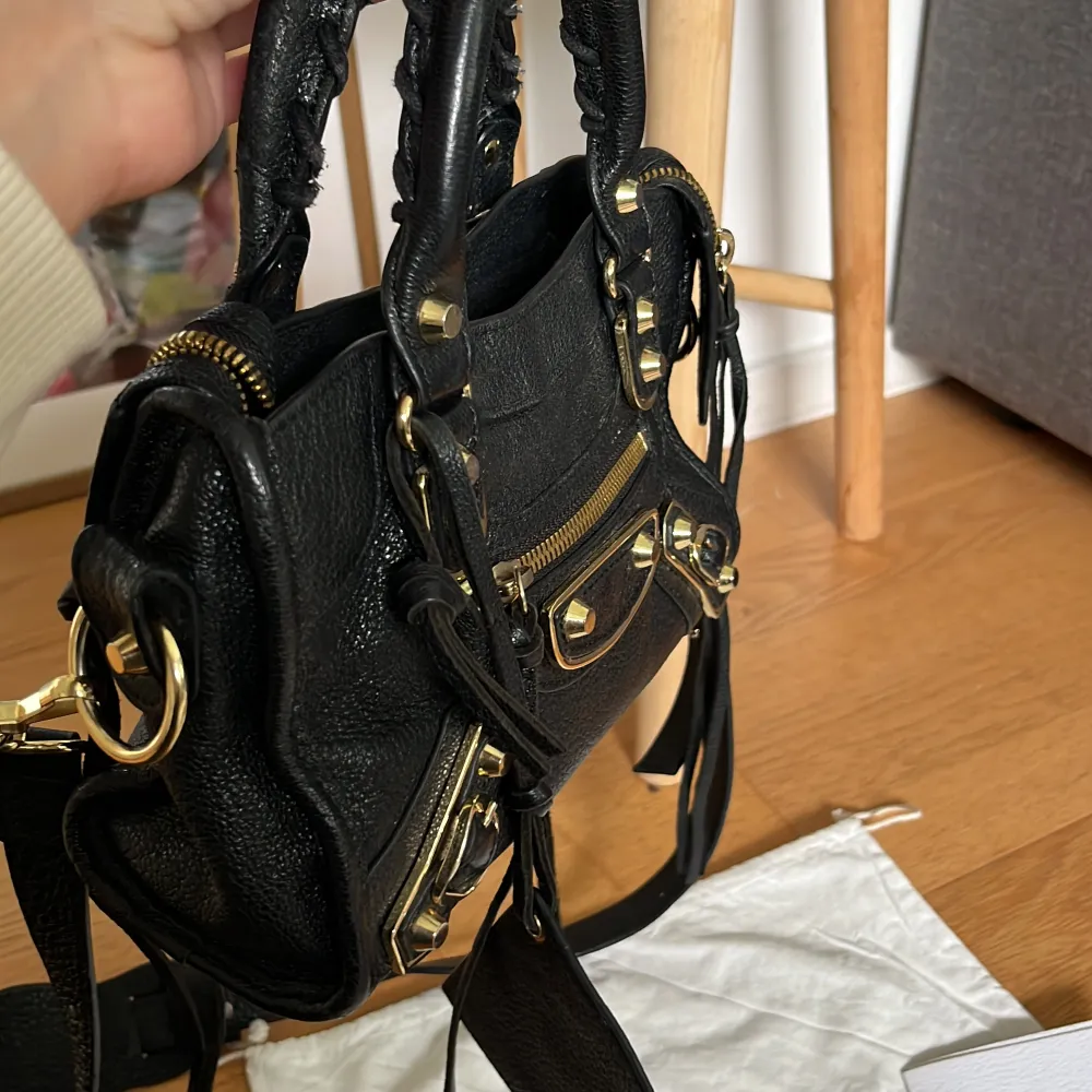 INTRESSEKOLL! Balenciaga city mini bag. Köptes på Vestiaire för runt 12000 men säljer nu för jag inte använder den. Sparsamt använd men spegeln gick sönder så har tyvärr inte den kvar. Men det är bara att sätta in en ny!. Väskor.