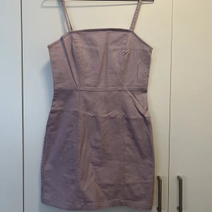 Klänning  - Oanvänd jeansklänning från H&M i storlek 44 men sitter som en 38/40