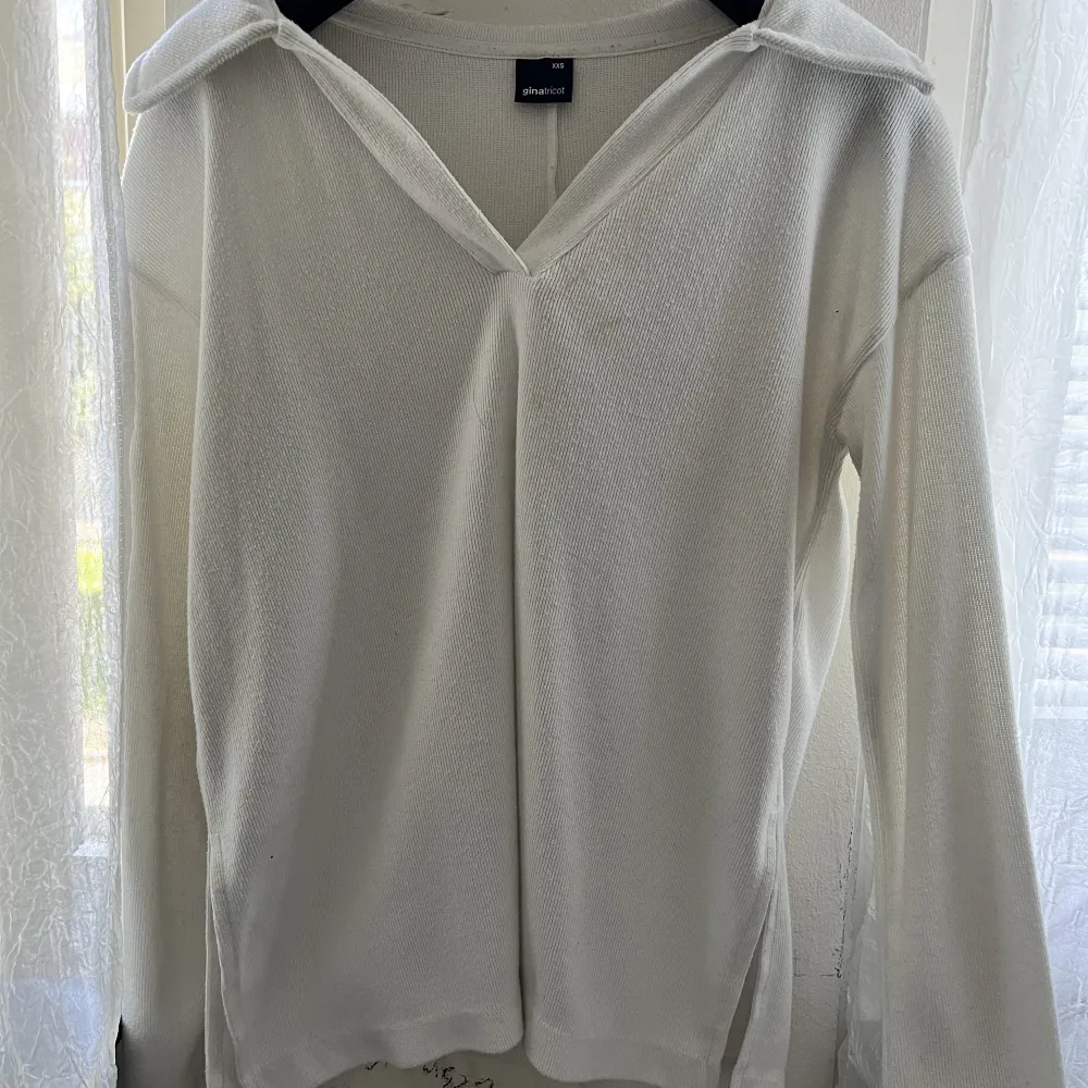 En enkel vit tröja ifrån Gina🤍 Skick:bra . Tröjor & Koftor.