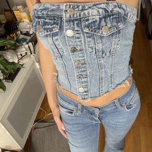 Jeans topp - Så fin och skön jeans topp, tyvärr lite stor för mig så kommer inte till användning. Köpt här på plick och är i otroligt fint skick, har själv aldrig använt den. Skriv för fler bilder💗