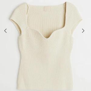 Stickad topp - Säljer denna slutsålda stickade topp från hm. Knappt använd då den är för stor för mig. Nypris 399, säljer för 250💞 