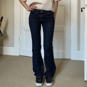 Low waist bootcut jeans - Superfina mörkblå bootcut jeans. Lite upptrasade vid fötterna men annars fint skick! Storlek 27/34💕 Är 170 cm