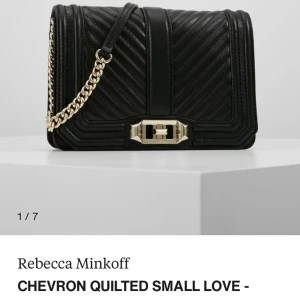 Klassisk handväska Rebecca Minkoff  - Klassisk axelremsväska från Rebecca Minkoff i modellen ”Chevron quilted small love” i silver. Väskan är i använt skick och kostar ca 2665 kr i nypris. Dustbag medföljer!