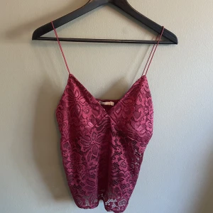 Linne i Spets - Mörkrött linne i spets, ”genomskinligt” nertill, strl L