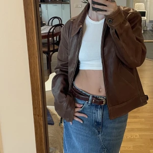 Vintage Marlboro leather jacket  - En vintage treasure 🤎interessekoll! Super snygg skinnjacka från marlbaro classic äkta lammskinn läder. En jacka som bare blir snyggare med åren. L för en oversized fit på en XS/S. Jag kan vurdere eventuelle prisforslag (som såklart inte är skambud)