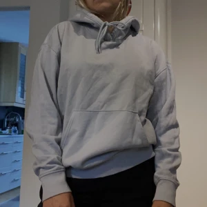 Hoddie - Ljusblå hoddie från weekday i storlek xs