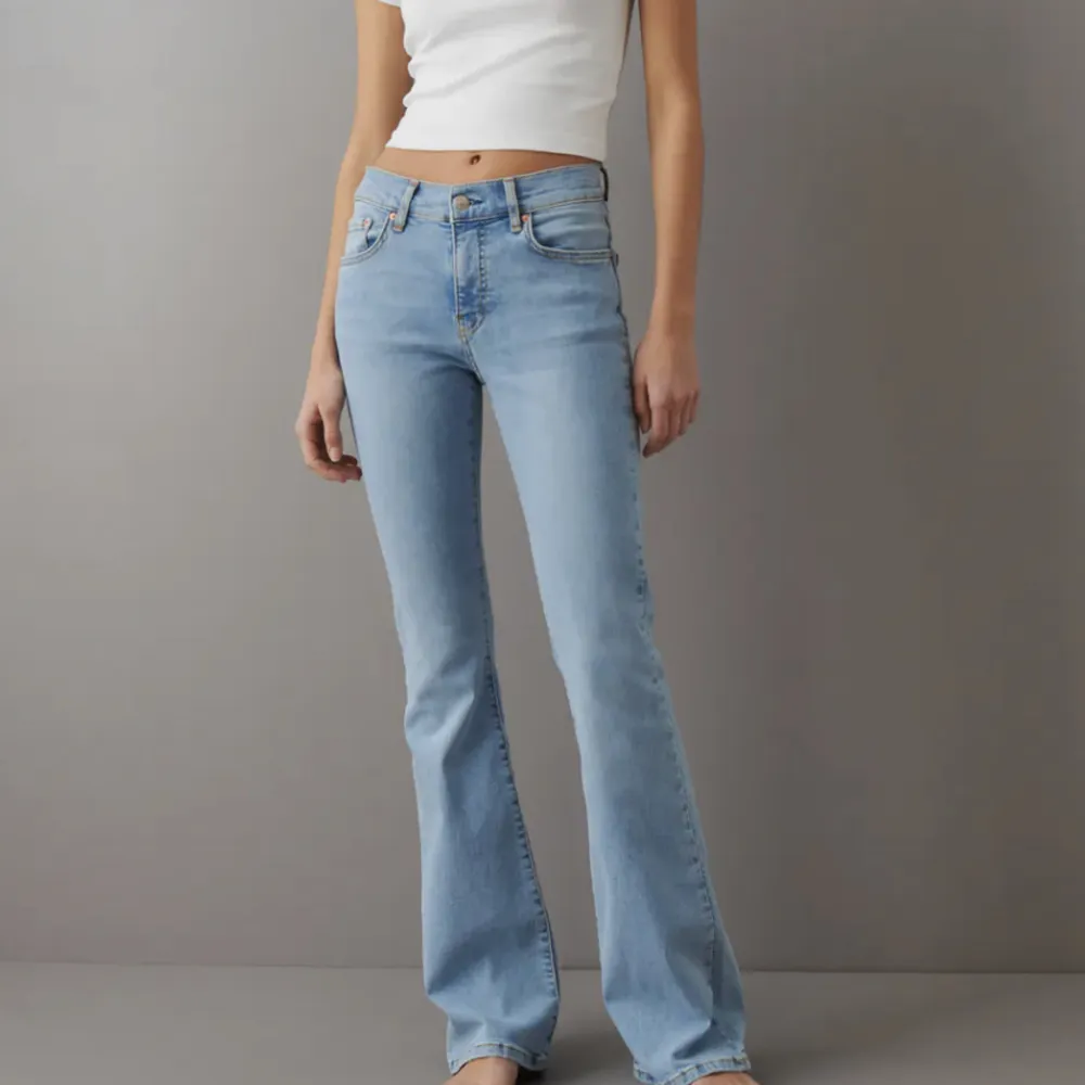 Low waist bootcut jeans från gina i storlek 34. Väldigt stretchiga så passar de som har 36 också. Endast använda ett fåtal gånger. Köpte för 500 innan sommaren men säljer för 250🤍🤍bara att trycka på köp nu för att köpa🤍🤍. Jeans & Byxor.