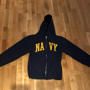 Skit fet vintage navy blue navy hoodie, med bra och stor luva