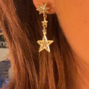 Stjärn örhängen i guld färg med silver ”pärlor” på!❤️(intressekoll) inga ploppar till