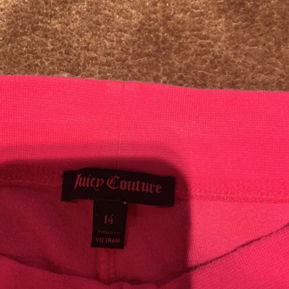 Ett par rosa juicy couture mjukisar, storlek 14.. Jeans & Byxor.