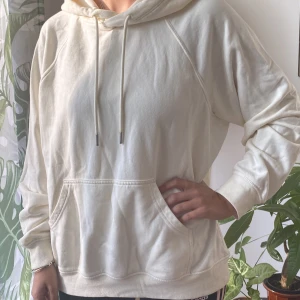 Oversize hoodie - Fin, krämvit oversized hoodie, bra skick!!