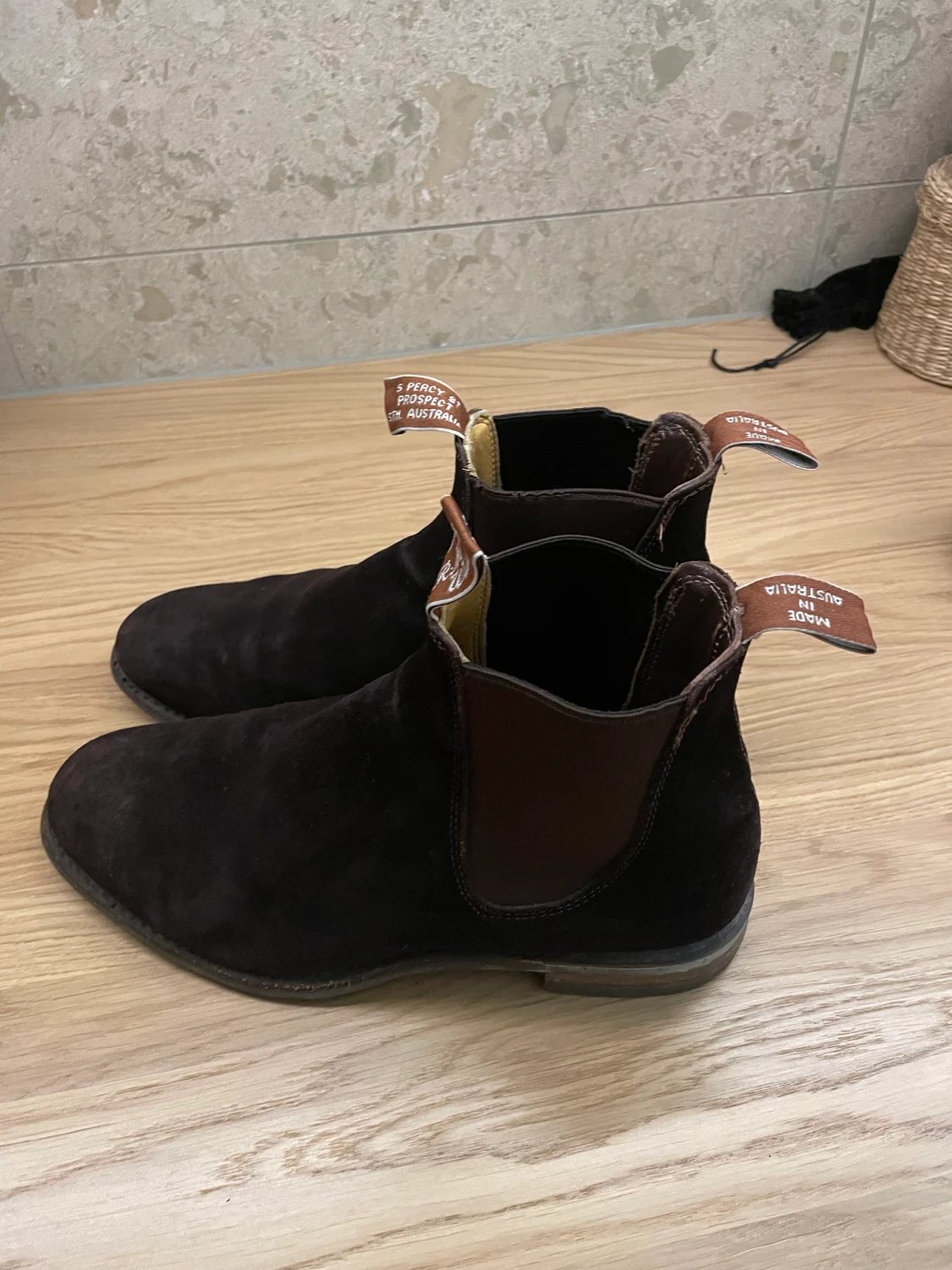 R.M. Williams 43 - 90