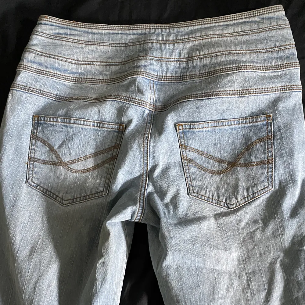 Säljer såå snygga jeans från second hand, unika och oanvända!! Som nya☺️ midjemått över midjan är 39cm!. Jeans & Byxor.