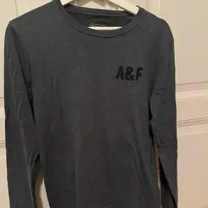 En långärmad mörkgrå tröja från abercrombie & fitch! Den är i bra skick och i storlek Xs för män🙌