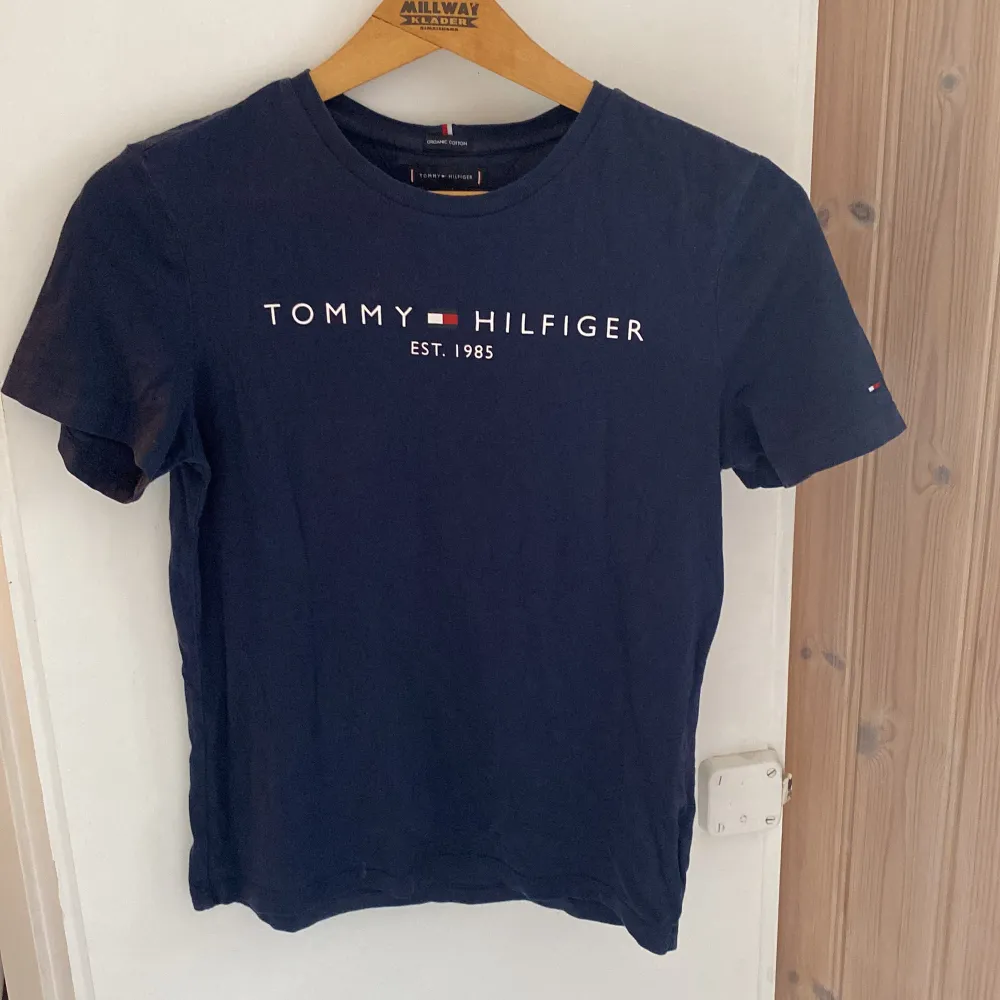 T shirt från Tommy hilfiger i nyskick. Från kidsbrandstore i storlek 164 skulle säga att den är som en s . T-shirts.