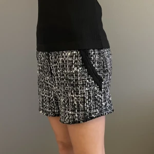 Maje Shorts  - Maje shorts - storlek 38 - jätte fint skick- jag är 171cm - vid frågor eller funderingar är det bara att skriva!🩵