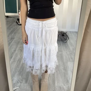 Volangkjol - Jättefin vit volangkjol köpt secondhand men kommer tyvarr aldrig till användning, bara att höra av sig vid fragor, kan skicka fler bilder vid intresse. Pris kan diskuteras 