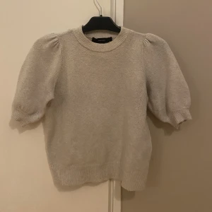 Tröja vero Moda  - Stickad tröja. Jätte fin på och passar till allt. 