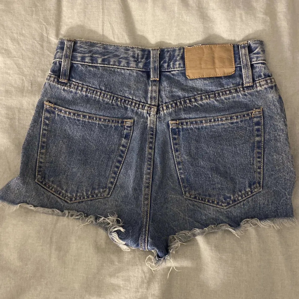Jeans short från pull&bear med snygga slitningar! Bra skick använda fåtal gånger, köparen står för frakten.💖. Shorts.