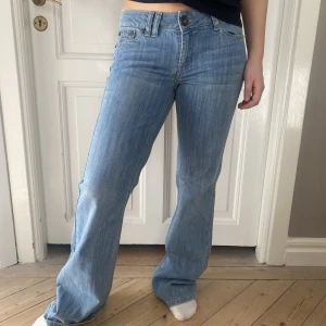 Lågmidjade jeans - Perfekta lågmidjade utsvängda jeans i ljus tvätt. Perfekt skick! Skriv vid funderingar. Kolla gärna in mina andra annonser💓👼