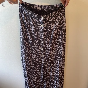 Lång blommig kjol  - Lång kjol med blommigt tryck i gott skick⭐️