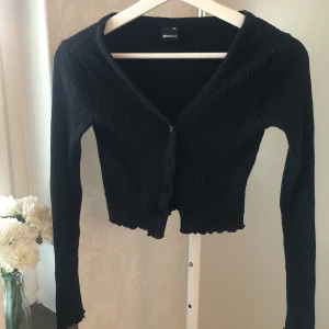 Svart kofta  - Plagget är använt men i väldigt bra skick.