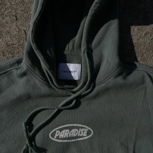 Grön hoddie - Köpte på carlings. Den har fått två jättesmå fläckar på framsidan (se bild 3). Det står att det är en storlek M, men skulle mer säga att den passar en S