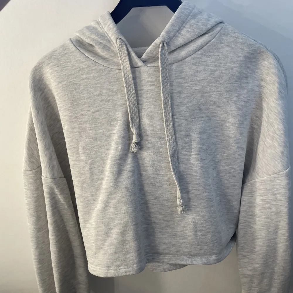 Croppad hoodie, fint skick använd enstaka gånger . Hoodies.