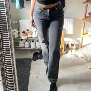 Gråa raka jeans  - Säljer ett par superfina Levis jeans i modellen 90’s. Dessa jeans är lågmidjade och är raka i bena, tyvärr har jeansen inte kommit till någon användning och därför säljer jag dem. Storlek: 25 längd 32 Ordinarie pris: 1249kr Jag är 170cm lång❤️ 