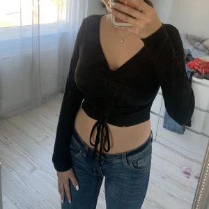 Tröja - Säljer denna tröja då den inte kommer till användning längre. Väldigt bra skick och inga defekter🙌🏻  Ribbad tröja med justerbart knyte framtill. 