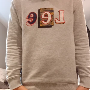 Lee sweatshirt  - Tja säljer en fet sweatshirt om du har s passar den perfekt