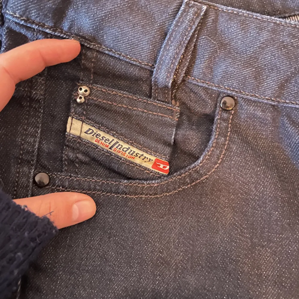 Lågmidjade utsvängda jeans ifrån märket diesel, lite skav på knappar annars i perfekt skick. Det är 29 i midjemått och 32 i ben längd. Undrar du något mer eller vill ha fler bilder är det bara att skriva och fråga🌺🌺. Jeans & Byxor.