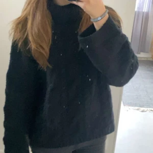 Stickad tröja  - Säljer denna svarta stickade tröja från bikbok💕 fick den i födelsedagspresent aldrig blivit använd då den inte passar min stil💕 skriv privat om ni har några frågor💕 priset kan diskuteras vid snabbt köp💕