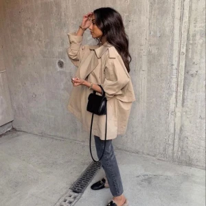 Arket Trenchcoat - Säljer min jättefina trenchcoat från ARKET. Säljer då jag har en väldigt lik. Köptes förra året är i jättebra skick förutom att lappen på insidan är aningen missfärgad från tvätt. Nypris: 1799kr (Lånade bilder)
