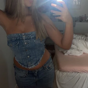 Jeanstopp  - Säljer denna jeans tubtoppen från Gina tricot pga köpt för liten storlek. Den är aldrig använd men helt perfekt till fest