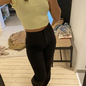 Kostymbyxor zara - Snygga kostymbyxor från zara. Endast provade! Lite längre i benen, slutar precis vid hälen på mig (173 cm). Tighta upptill men lösare ben. 