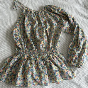 Blus - Säljer denna fina blus som jag tyvärr inte fått användning för!!! Helt oanvänd. Okänt märke men köpt för 399kr! Pris kan diskuteras😇