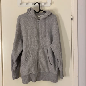 Monki zip  - Tröja med dragkedja ifrån monki, använt den Max 3 gånger. Köptes för 300kr. Vill gärna bli av med den fort då den endast tar onödig plats!