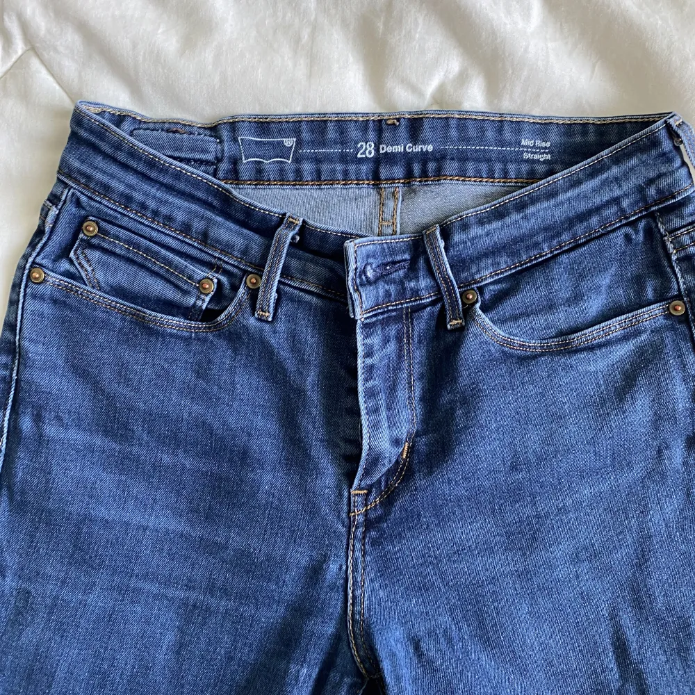 Levi’s Demi curve straight blue jeans in size W27 L27. Jeans & Byxor.