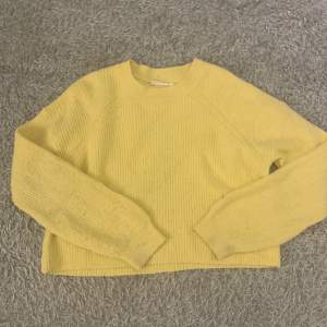 En fin gul tröja i bra skick. Storlek 158-164 och är från Kappahl💓. Säljer pga att det inte kommer till någon andvändning. 