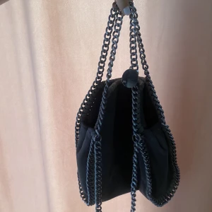 Stella McCartney🫶 - Säljer nu min Stella macartney liknande väska!💕pga att den inte kommer till så mycket användning längre. Sparsamt använt och bra skick. Förutom att det finns en liten defekt men absolut inget man tänker på, därav priset (se sista bild) 