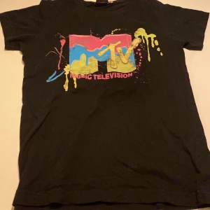 T-Shirt - Fin tröja för billigt pris🤩frakt tillkommer