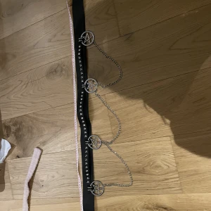 Bälte - Bälte med kedjor med typ ”demon” symboler på 128 cm lång  Har växt ut min emo fas och var alltid för liten för denna