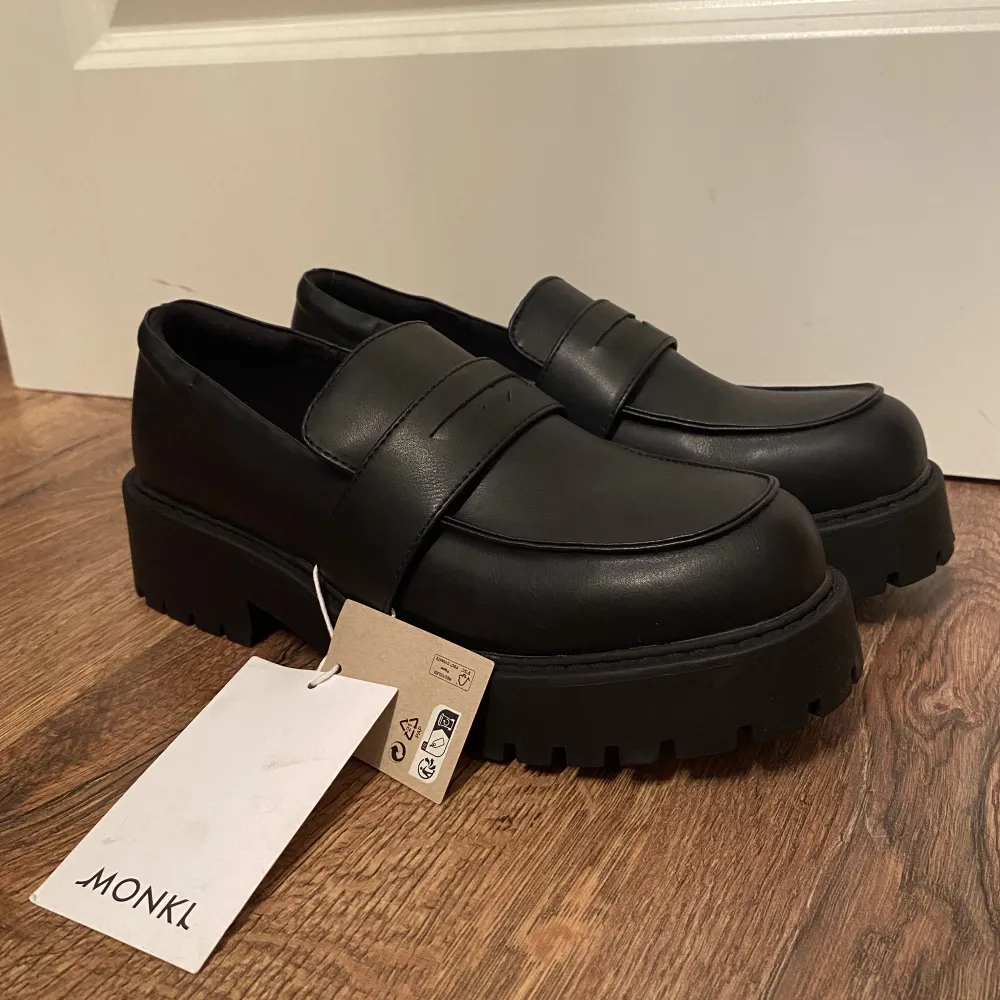 Superduper fina loafers från monki, har ett par till som jag ÄLSKAR. Dessa är endast testade och säljer pga att de är för stora för mig. Nyskick. Hör av er om ni vill ha fler bilder<33. Skor.