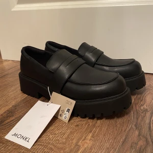 Loafers - Superduper fina loafers från monki, har ett par till som jag ÄLSKAR. Dessa är endast testade och säljer pga att de är för stora för mig. Nyskick. Hör av er om ni vill ha fler bilder<33
