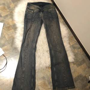 säljer dessa jeans från weekday som ej används längre pga att d är för små nu. har används, skriv om ni undrar något. bra skick 