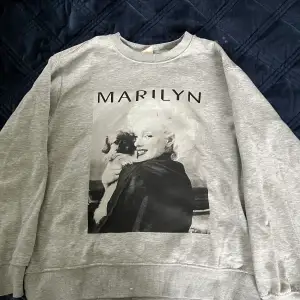 Säljer den här gråa sweatshirten med ”Marilyn Monroe” motiv på🤗Den köptes för ett bra tag sen och har används en del, där av priset. Men den är fortfarande i ett väldigt bra skick!🫶🏻