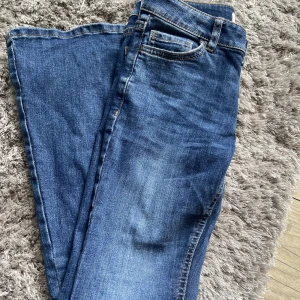 bootcut jeans⭐️ - här säljer jag ett par svin fina jeans. ⭐️ 💓  kontakta via intresse + fler bilder +eventuell frakt 🩷