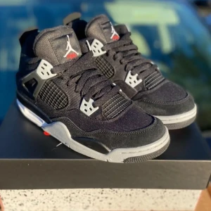 Jordan 4 black canvas  - Jordan 4 Black Canvas är en klassisk sneaker i storlek 44. Skorna är i bra skick där De har en snygg svart canvas-överdel och en vit mellansula. Priset är 1300 kronor. Hör av dig om du är intresserad!