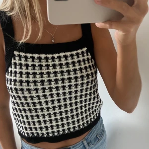 Rutig topp  - Gullig stickad topp från primark, storlek M men skulle säga att den passar fler storlekar 